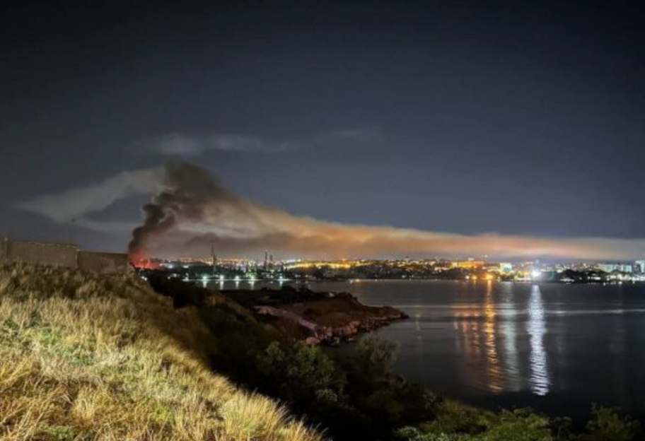 Удар по морському заводу у Севастополі - Міноборони рф визнало пошкодження 2 кораблів - фото 1