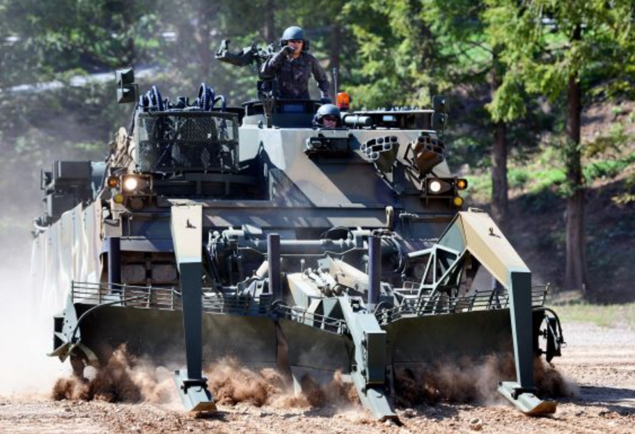 Военная помощь Украине - Южная Корея передаст две машины для разминирования Rhino - фото 1