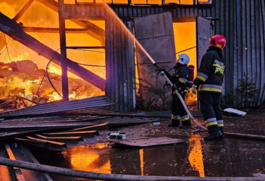 Обстрел Львова - рф убила работника предприятия, на котором возник масштабный пожар из-за прилета - фото 1