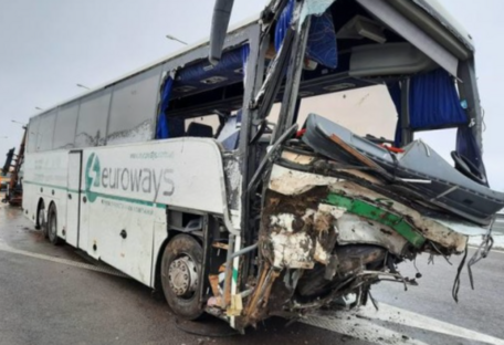 В Ізраїлі раптово перевернувся шкільний автобус: травмовано понад три десятка дітей (фото)