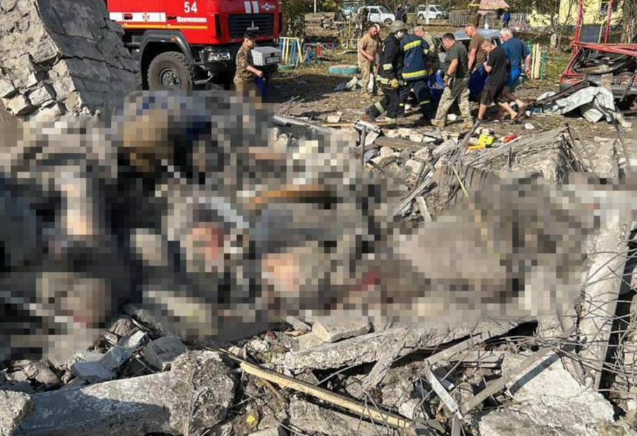 россия ударила ракетой по магазину в селе Гроза - 49 человек погибли, среди них ребенок - фото 1