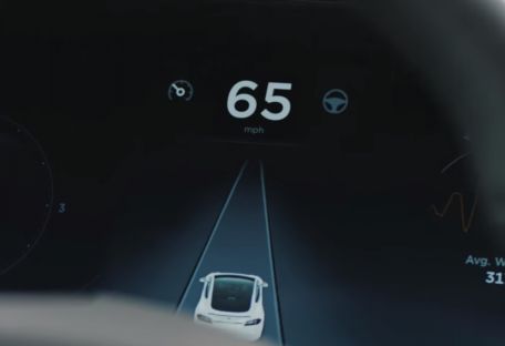 Немецких водителей вводит в заблуждение автопилот Tesla