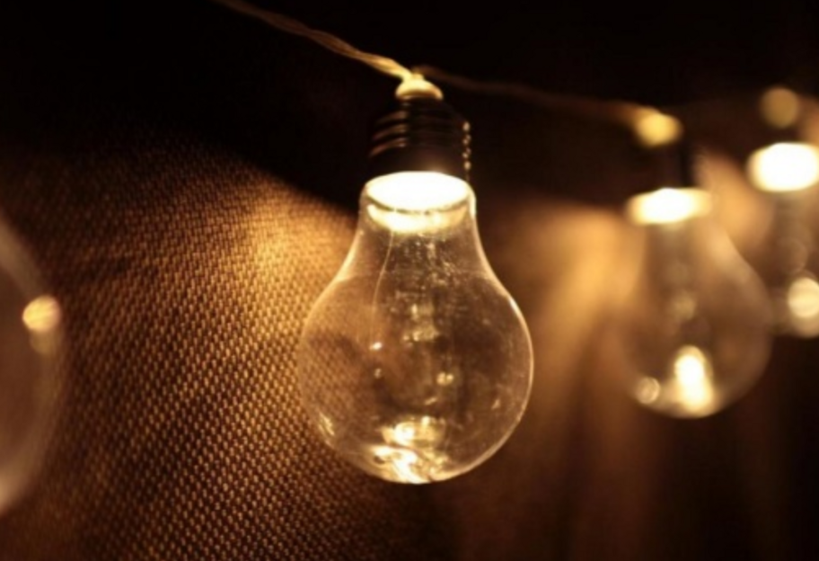 Отключение света в Украине – без электричества 17 октября остаются 450 населенных пунктов - фото 1