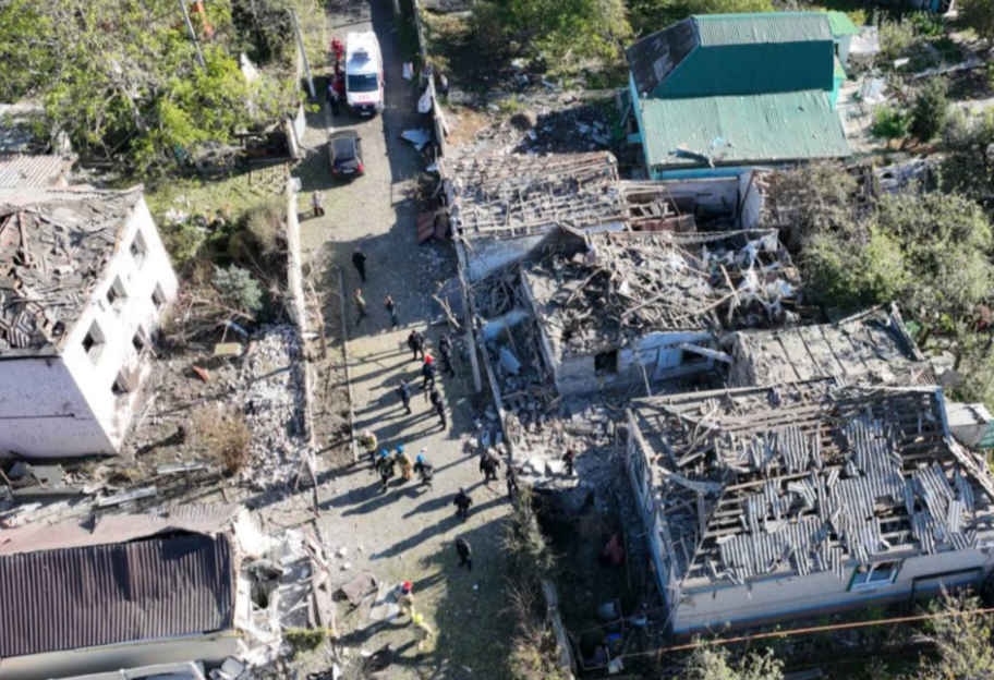 Обстріл Дніпропетровської області - росія вдарили по житловому кварталу, багато поранених, фото  - фото 1