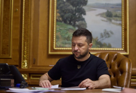 Зеленский подписал законы о продлении мобилизации и военного положения в Украине
