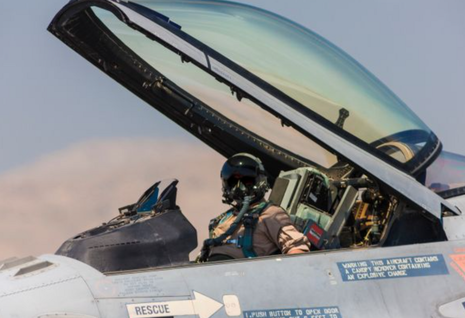 F-16 для України - пілоти почали проходити практичне навчання, говорить Ігнат  - фото 1