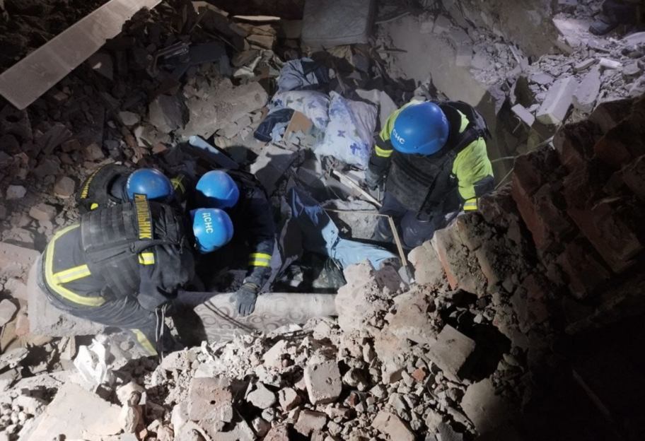 Удар рф по г. Селидово - 16 ноября спасатели ищут под завалами еще двух человек - фото 1