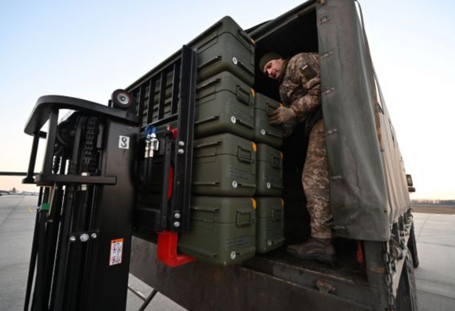Военная помощь Украине - Литва передала Киеву новый пакет с генераторами, полевыми кроватями и сухими пайками - фото 1