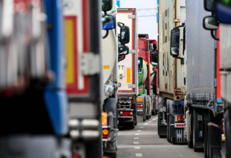 Польща відкриває один із КПП для проїзду порожніх вантажівок