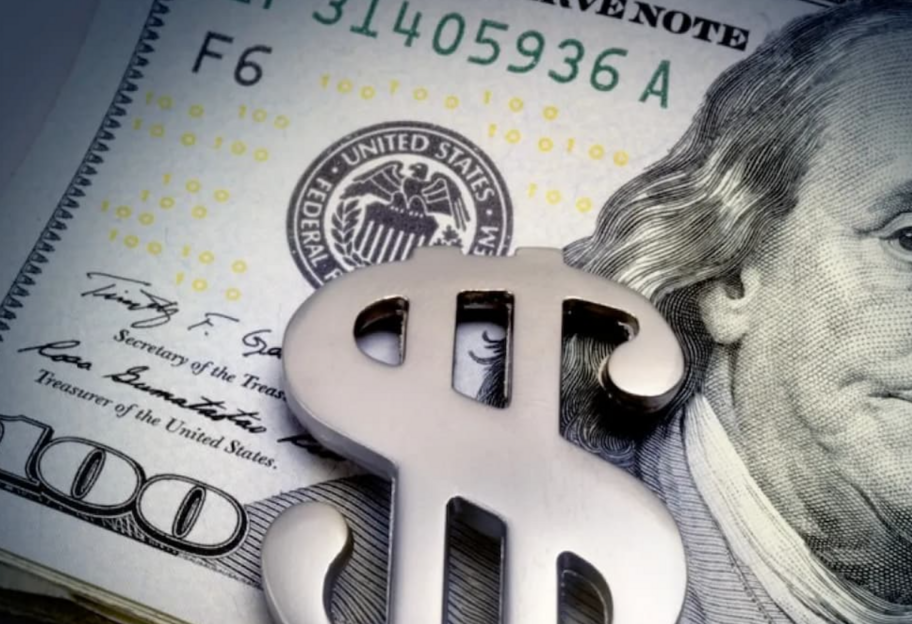 Доллар упал в конце недели – сколько стоит валюта в обменных пунктах - фото 1