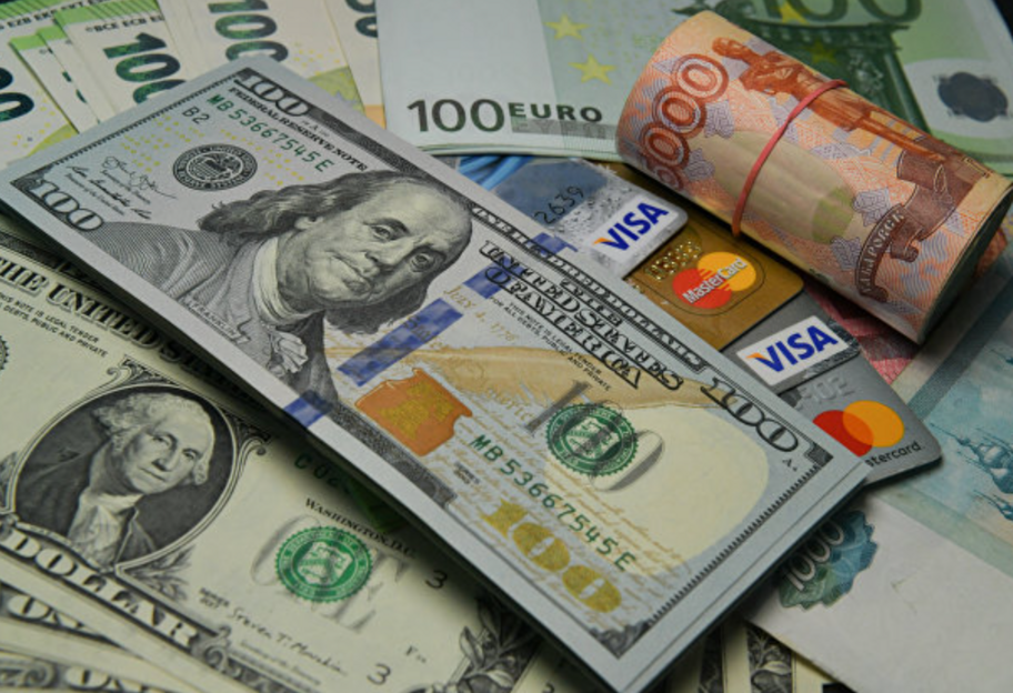Курс валют на 11 грудня - НБУ частково ослабив готівкову гривню відносно долара США  - фото 1
