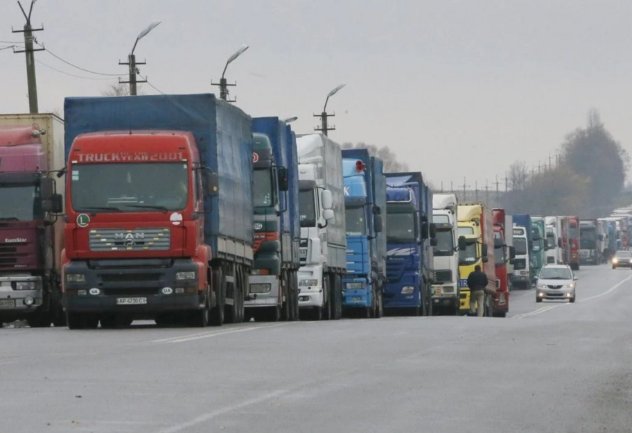 Блокада границы польскими перевозчиками - в очереди стоят более 4 тысяч грузовиков, заявили в ГНСУ - фото 1