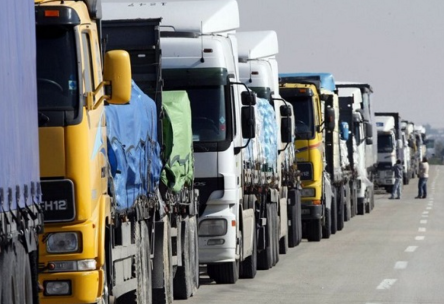 Блокада КПП перевізниками - на кордоні зі Словаччиною частково відновили пропуск вантажівок - фото 1