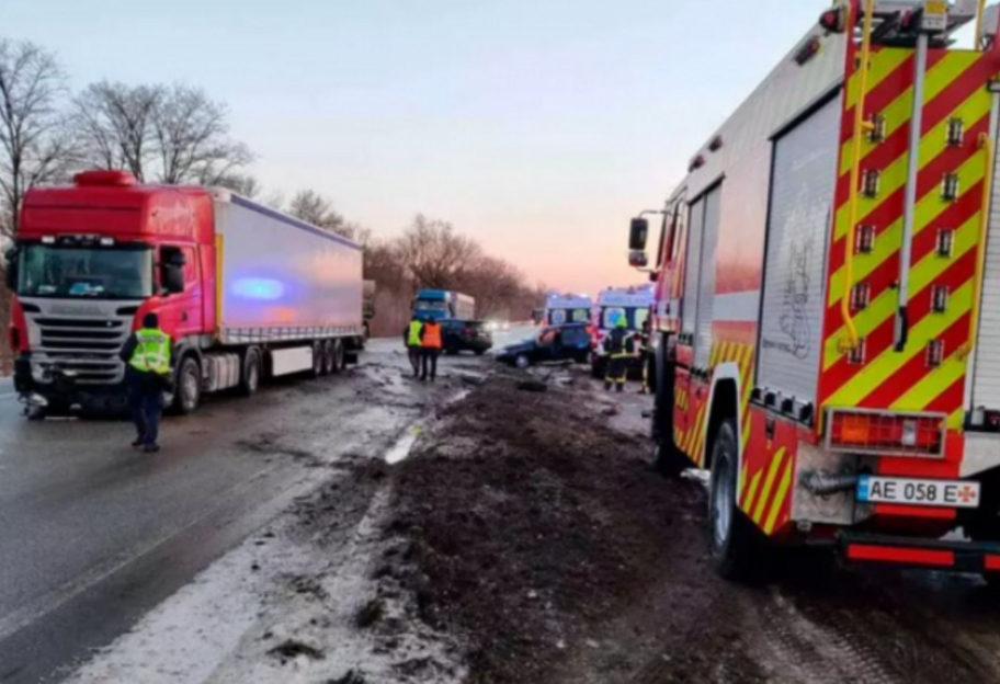ДТП під Дніпром 26 грудня - зіштовхнулися шість автомобілів, травм зазнали 6 людей  - фото 1