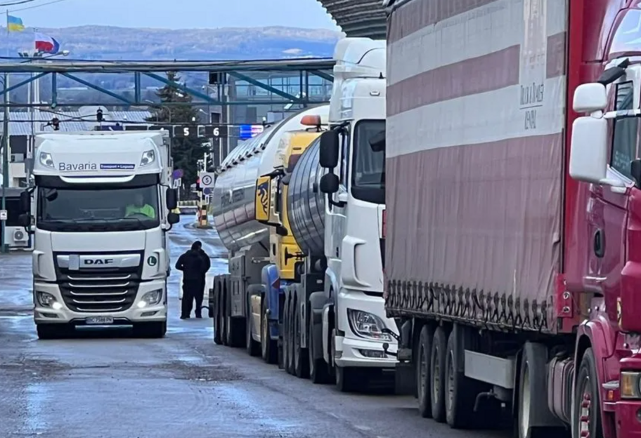 Блокада границы перевозчиками – в Польше ускорили движение грузовиков на КПП Дорогуск-Ягодин - фото 1