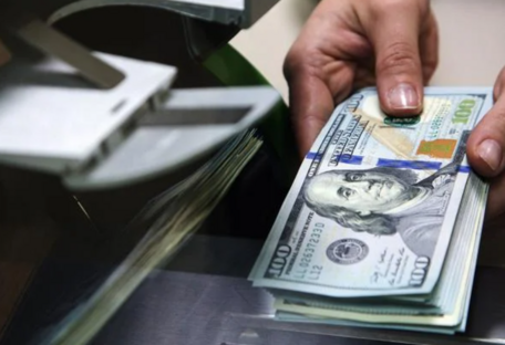 Долар оновив рекорд: НБУ оприлюднив нові курси валют 