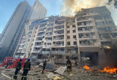 Массированная атака по Киеву: россия прицельно бьет по столице ракетами, есть пострадавшие и разрушения (фото)