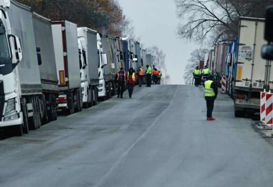 Блокада границы - румынские фермеры блокируют движение грузовиков на двух КПП из Украины - фото 1