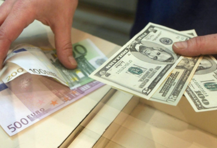 В НБУ розповіли, скільки валюти українці придбали в банках 2024 року - фото 1