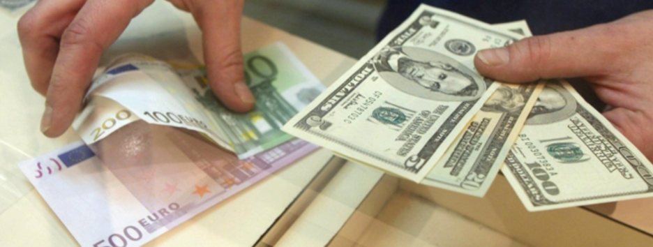 В НБУ розповіли, скільки валюти українці придбали в банках 2024 року