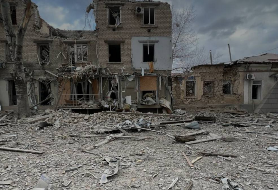 россия нанесла авиаудар по центру Херсона - есть раненые и разрушения, фото - фото 1