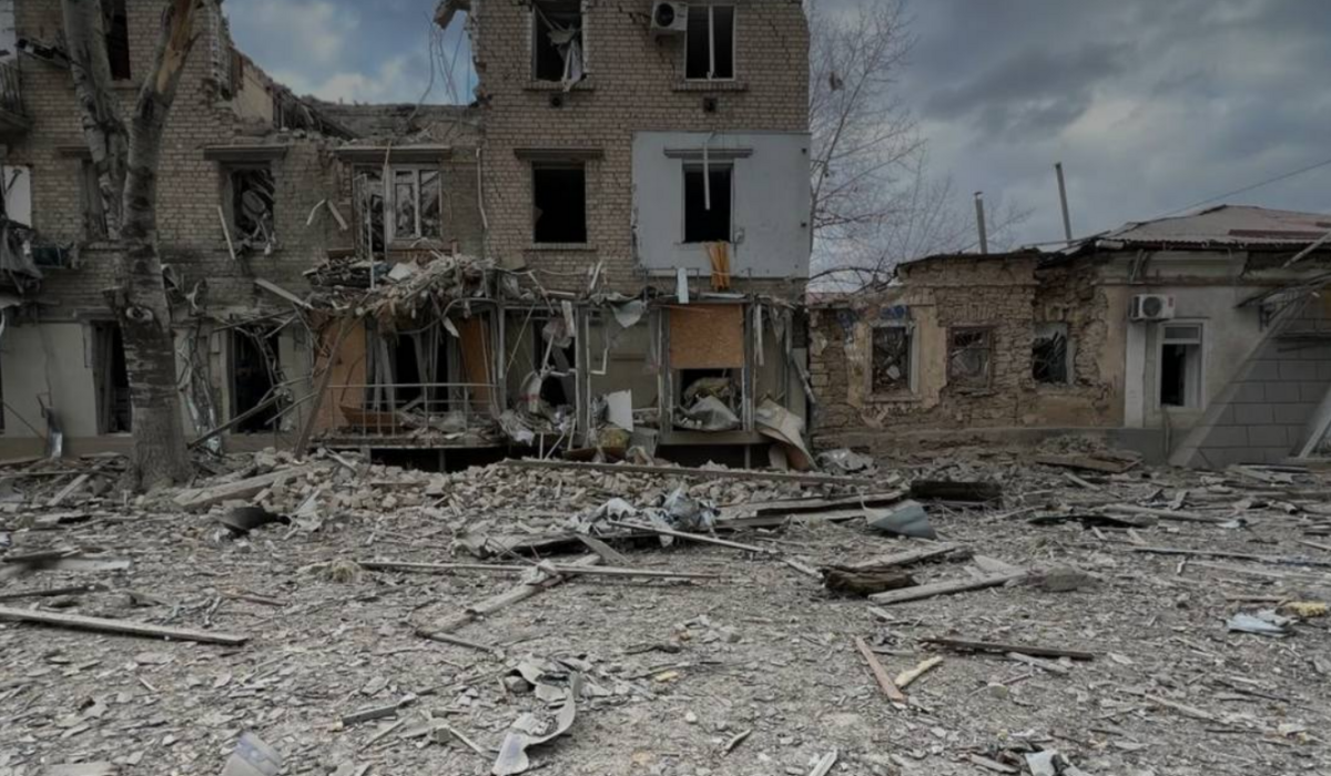 Росіяни завдали авіаудар по центру Херсона: є поранені та руйнування фото