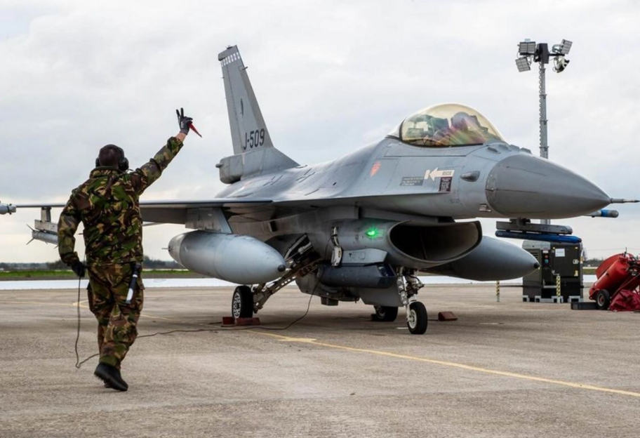 Нидерланды передадут Украине на шесть истребителей F-16 больше, чем ожидалось - фото 1