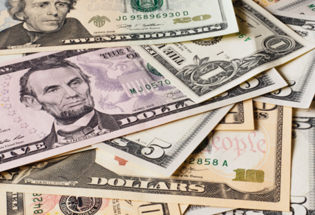 НБУ різко знизив офіційний курс долара: які ціни на валюту будуть у перший день лютого 