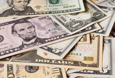 Обмінники України виставили нові курси валют: скільки коштує долар і євро сьогодні 
