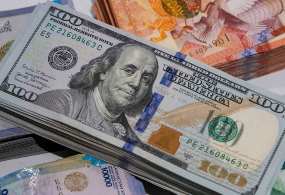 Курс долара в Україні - НБУ знову знизив офіційні ціни на валюту - фото 1