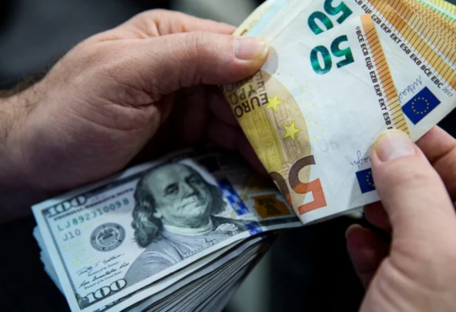 Долар підскочив у ціні: скільки коштуватиме іноземна валюта після вихідних 