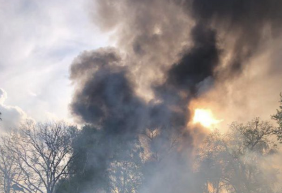 россия из авиации и артиллерии ударила под Конотопом - загорелся дом, два человека погибли - фото 1