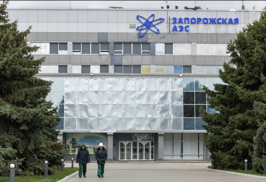 Обстрелы Запорожской АЭС со стороны России - станция осталась на одной линии питания - фото 1