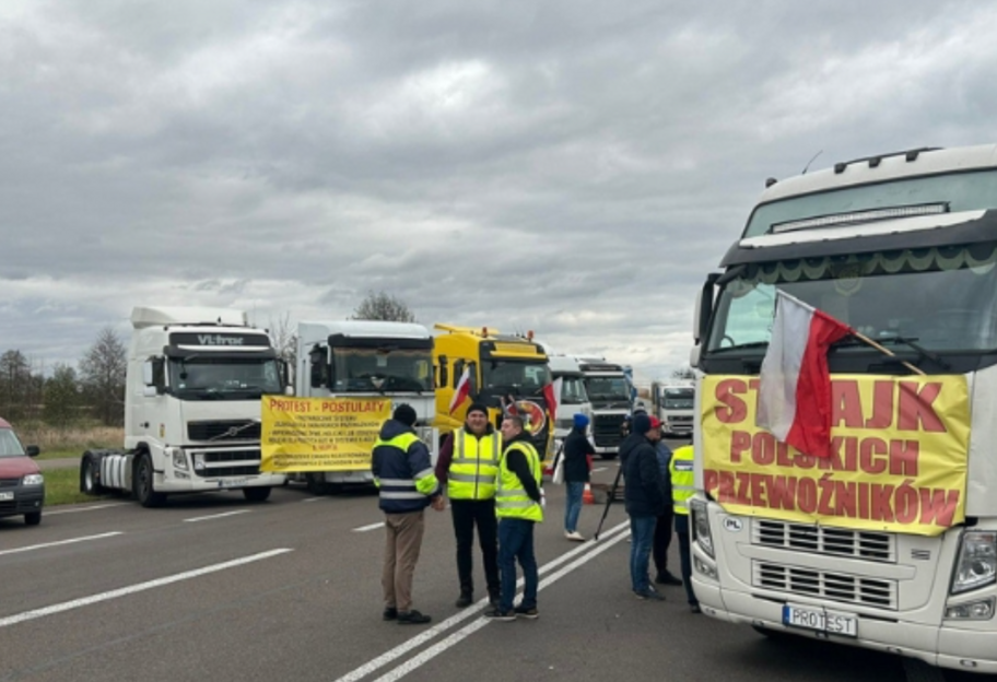 В очередях на границе с Польшей стоят около 2200 грузовиков - фото 1
