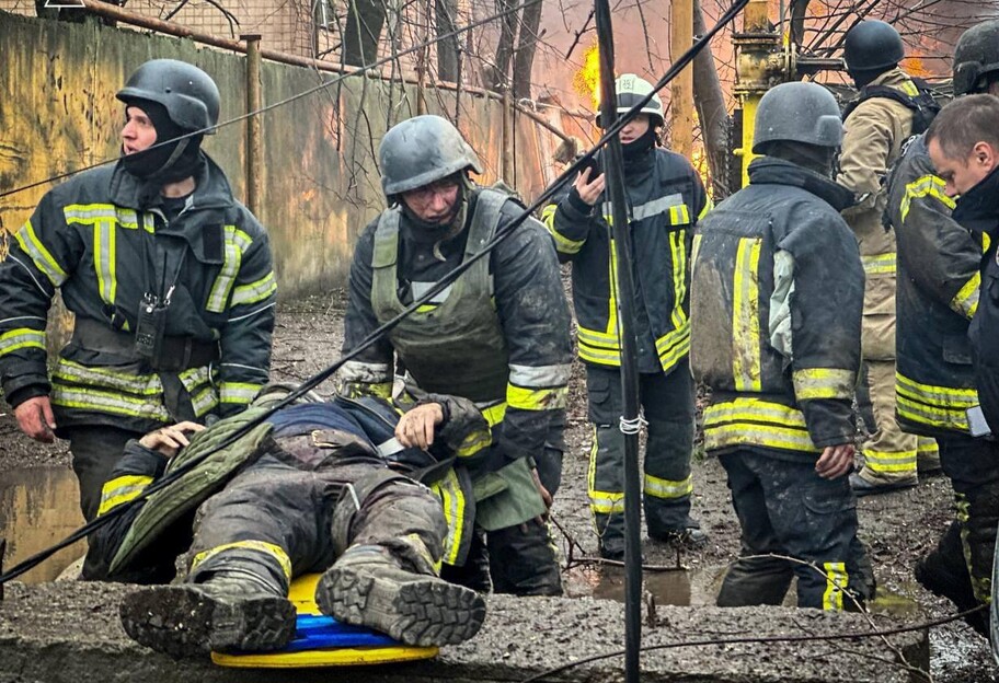В Одессе в результате повторных ракетных обстрелов погибли медик и спасатель - фото 1