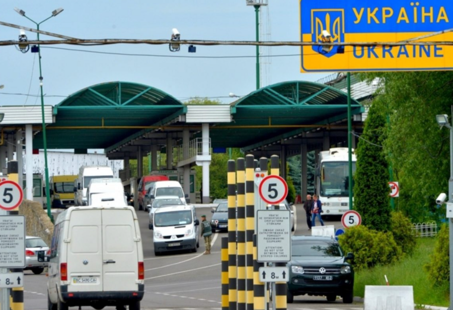 Блокада кордону - пропуск вантажівок і автобусів на КПП Медика-Шегині буде призупинено  - фото 1