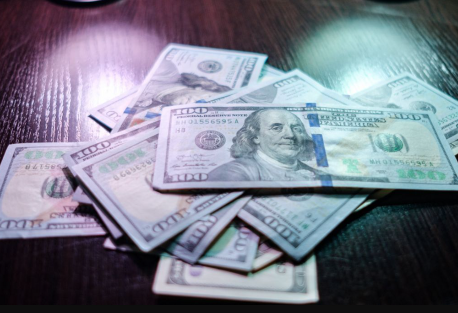 Попит на валюту в Україні впав - банки скоротили ввезення доларів  - фото 1