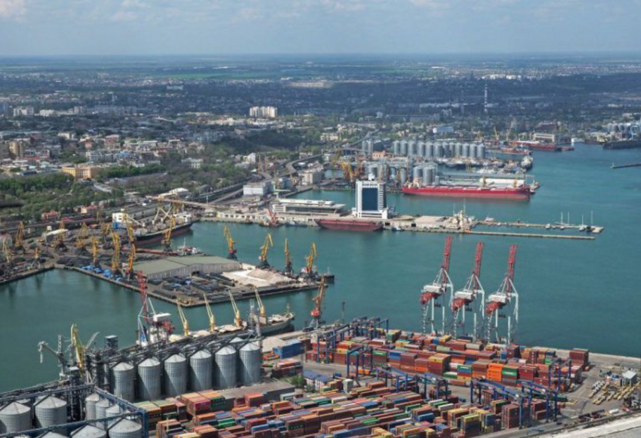 Украина возобновила контейнерные перевозки из портов Большой Одессы - фото 1
