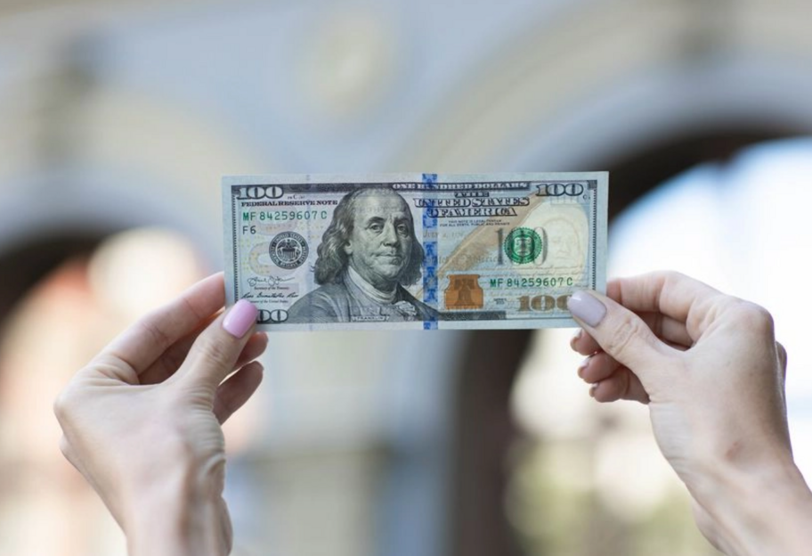 Курс валют в Украине – НБУ опустил официальный курс доллара ниже 39 гривен - фото 1