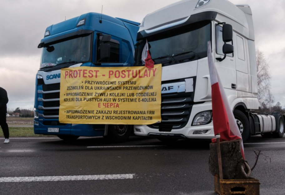Польські фермери продовжують блокувати три пункти пропуску, у чергах - 450 вантажівок, заявив Демченко  - фото 1