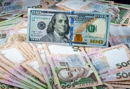 Долар в Україні впевнено дорожчає: НБУ вчергове підняв ціни на валюту 