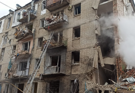 Россияне прицельно ударили по жилой постройке в Харькове: есть погибшая, под завалами люди