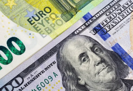 НБУ знизив курс долара до гривні: скільки коштуватиме валюта 8 травня 