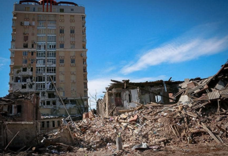 росія прицільно вдарила у житлову багатоповерхівку в Харкові