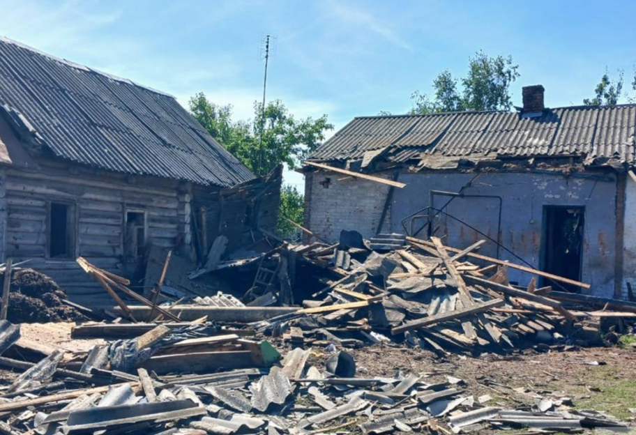 Росіяни скинули вибухівку на житловий будинок на Чернігівщині, поранений чоловік - фото 1