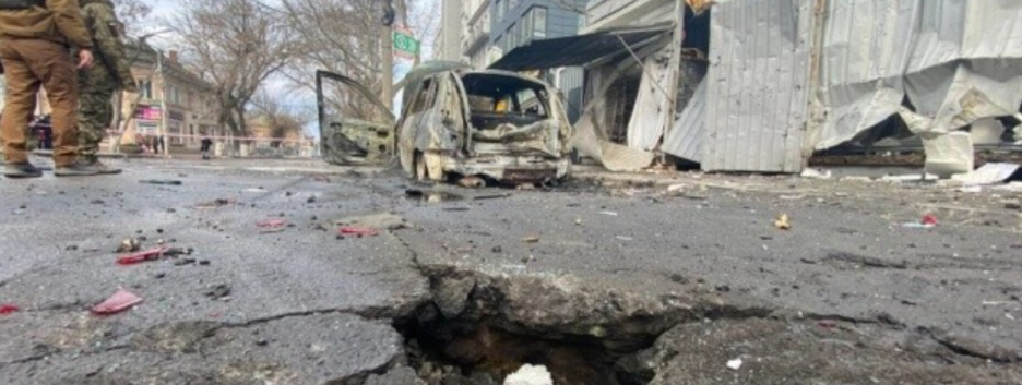 росія прицільно вдарила по гуманітарному штабі в Херсоні: не менше 5 людей поранені