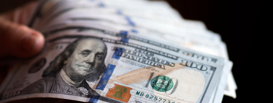 Долар стрімко дорожчає на початку нового робочого тижня: НБУ встановив нові розцінки 