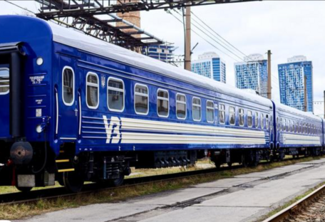 УЗ призначила додаткові поїзди через підвищений попит - куди вони прямуватимуть 