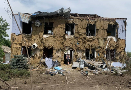 рф ударила по центру поселка под Донецком: погибла работница сельсовета, полтора десятка человек травмированы (фото)