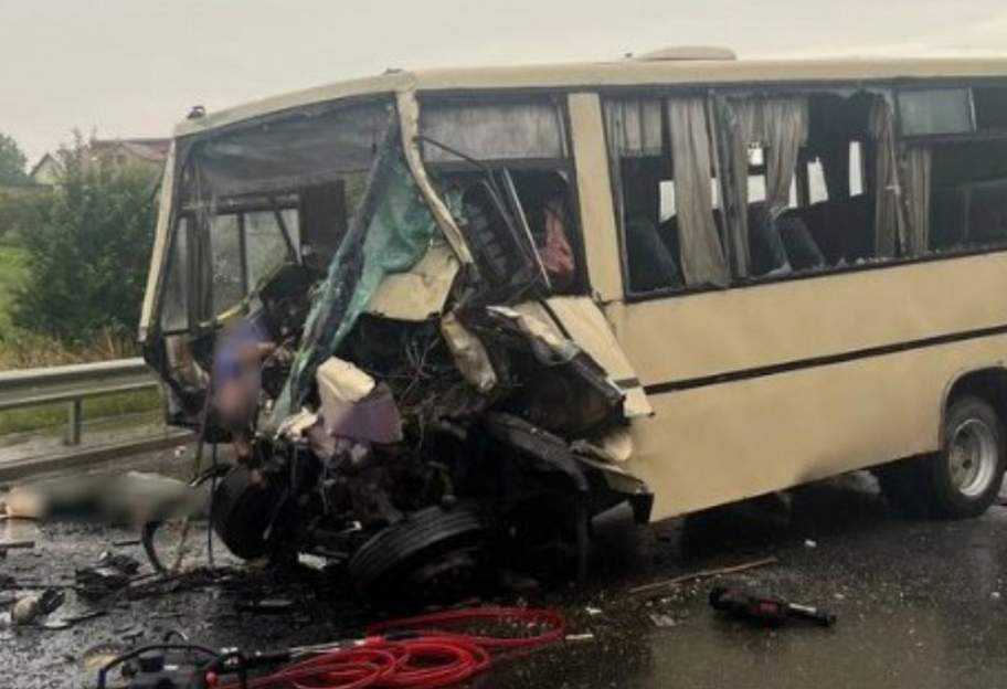 Під Львовом автобус зіткнувся з автопоїздом - четверо загиблих, багато постраждалих - фото 1